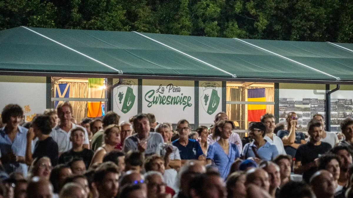 Foule groupée devant la Peña Suresnoise, avant la réception de Florian Grill et des équipes d'Ovale Ensemble, le 12 octobre 2024