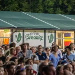 Foule groupée devant la Peña Suresnoise, avant la réception de Florian Grill et des équipes d'Ovale Ensemble, le 12 octobre 2024