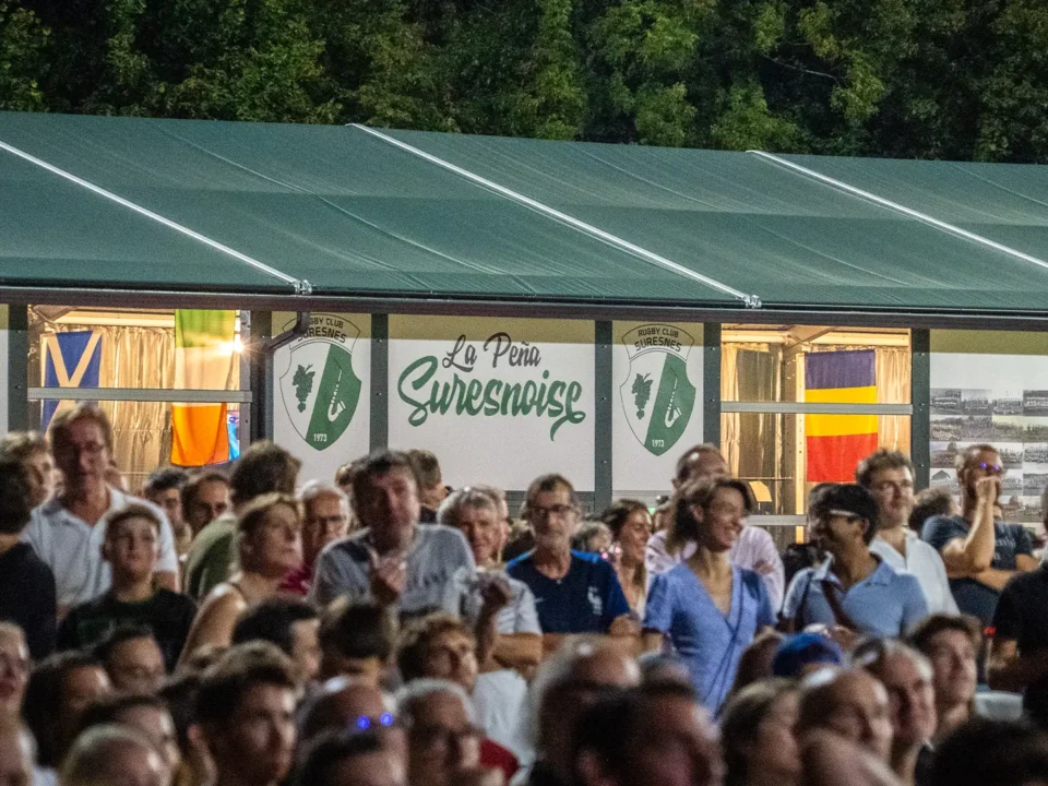 Foule groupée devant la Peña Suresnoise, avant la réception de Florian Grill et des équipes d'Ovale Ensemble, le 12 octobre 2024