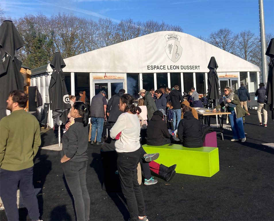 Photo d'un moment convivial au Rugby Club Suresnes, avec le barbecue des enfants des l'école de rugby